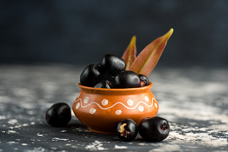 Jambolan 梅花或果酱或果子 爪哇梅和石质本底叶叶浆果李子石头紫色药物纹理植物热带食物篮子图片
