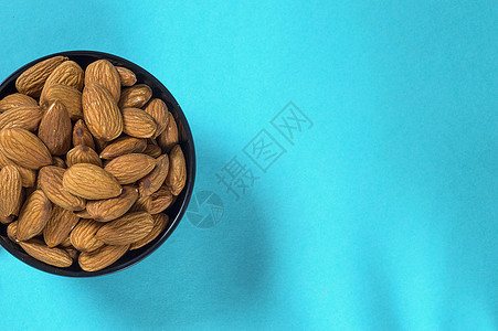 蓝色背景的杏仁特写水果坚果美食种子植物营养食物核桃活力维生素图片