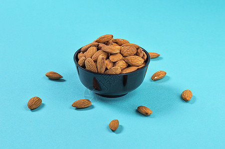 蓝色背景的杏仁特写韧性维生素核桃种子坚果营养盐渍核心美食食物图片