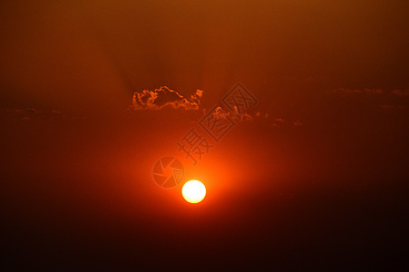 美丽的日落天空和云彩 抽象的天空云景蓝色天气情绪天堂地平线戏剧性气氛下雨太阳图片