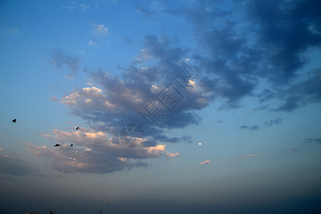 美丽的日落天空和云彩 抽象的天空气氛天堂日落天气地平线蓝色阳光晴天云景橙子图片