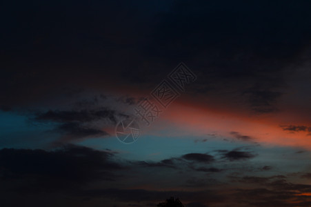 美丽的日落天空和云彩 抽象的天空太阳气氛环境云景阳光日落天堂旅行晴天戏剧性图片