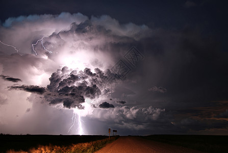 加拿大帕蕊雷风暴云戏剧性气候平原农村天气危险闪电天空极端雷雨图片