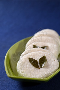 南印度菜素食早餐 红酒 或者在盘子里食物香菜种子椰子粗粮小吃蒸汽树叶水鹿美食图片