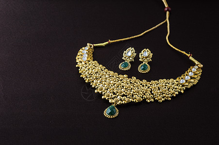 印度传统珠宝特写深色背景上的吊坠女性魅力婚礼设计师金子珍珠装饰品派对金属奢华图片