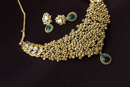 印度传统珠宝特写深色背景上的吊坠珍珠金属新娘魅力装饰品宝石奢华石头女性耳环图片