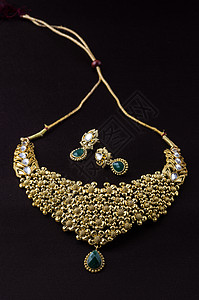 印度传统珠宝特写深色背景上的吊坠金子装饰品宝石耳环派对珍珠婚姻婚礼石头奢华图片