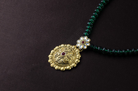 印度传统珠宝特写深色背景上的吊坠新娘派对婚姻装饰品金属珍珠女性项链奢华宝石图片
