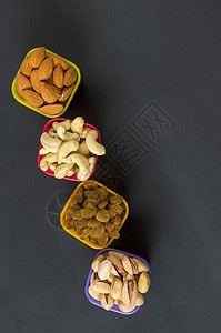 深色背景的健康混合干果和坚果 Almonds Pistachio 腰果 Raisins食物甜点脱水美食水果小吃营养情调诱惑种子图片