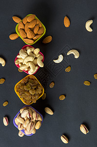 深色背景的健康混合干果和坚果 Almonds Pistachio 腰果 Raisins花生小吃水果异国开心果甜点种子情调饮食营养图片