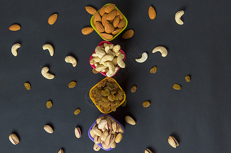 深色背景的健康混合干果和坚果 Almonds Pistachio 腰果 Raisins花生美食食物情调脱水营养榛子植物诱惑异国图片