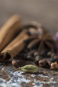 香料和香草 食物和烹调成份 带纹理的背景中的肉桂条 茴香星 黑胡椒 辣椒 豆蔻果实和丁香决明子八角草本植物米奇种子胡椒子美食星星图片