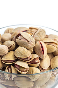 白底玻璃碗里的Pistachios盐渍坚果食物种子叶子营养小吃活力团体开心果图片