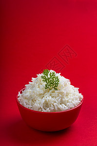 红背景的红碗里煮白纯白巴斯马提大米饮食营养烹饪粮食香米午餐蒸汽文化谷物食物图片