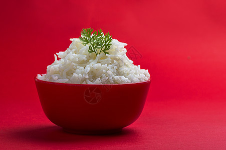 红背景的红碗里煮白纯白巴斯马提大米饮食蒸汽盘子谷物食物午餐营养餐厅纤维美食图片