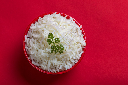 红背景的红碗里煮白纯白巴斯马提大米纤维美食午餐餐厅谷物饮食文化盘子香米食物图片