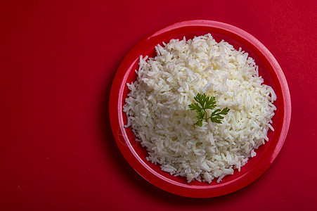 红背景的红色盘子中煮白纯白巴斯马提大米蒸汽饮食文化香菜午餐餐厅谷物香米粮食烹饪图片