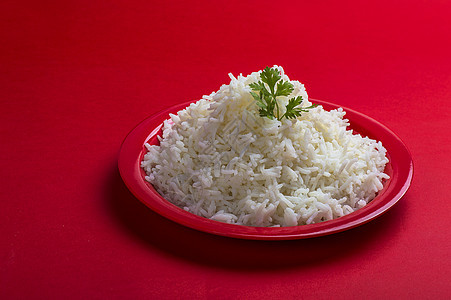 红背景的红色盘子中煮白纯白巴斯马提大米文化营养纤维糖类烹饪午餐谷物食物粮食美食图片
