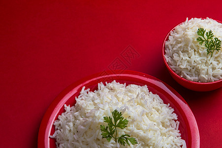用碗盘和红底盘煮白纯白巴斯马蒂米饭食物饮食餐厅纤维谷物蒸汽营养糖类香米香菜图片