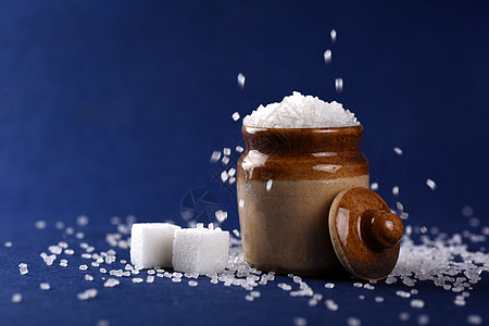 蓝底白颗粒糖和精炼制糖含蓝色食物重量颗粒状活力陶瓷甘蔗厨房制品粮食水晶图片
