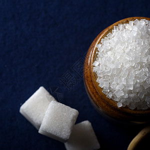 蓝底白颗粒糖和精炼制糖含蓝色甘蔗精制用具蔗糖立方体水晶颗粒状厨房黏土重量图片