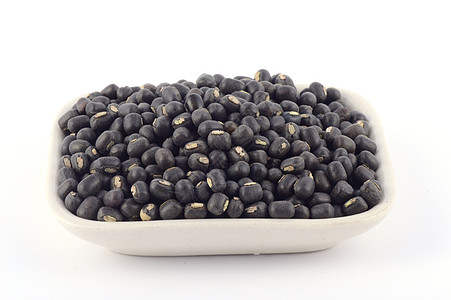 Urad dal 黑克 白色背景白盘中的宏观农场收成扁豆粮食哑光盘子蔬菜谷物种子图片