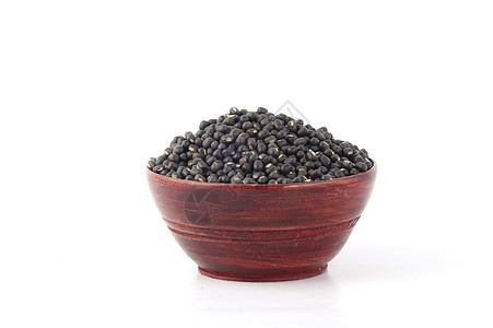 Urad Dal 黑色克在白色背景的木碗中宏观公克粮食哑光种子收成扁豆病菌农场盘子图片