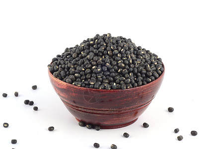 Urad Dal 黑色克在白色背景的木碗中植物宏观哑光种子收成扁豆病菌盘子农场生长图片