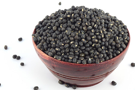 Urad Dal 黑色克在白色背景的木碗中种子哑光植物粮食病菌扁豆生长食物谷物蔬菜图片