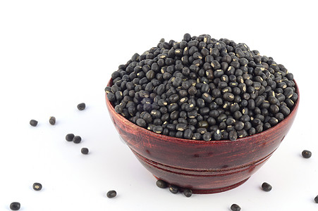 Urad Dal 黑色克在白色背景的木碗中公克粮食蔬菜病菌食物哑光盘子收成种子宏观图片