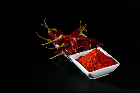 白板 黑色底底的干冷辣椒粉和红色红冷粉地面食物寒冷辣椒粉末美食文化烹饪蔬菜香料图片