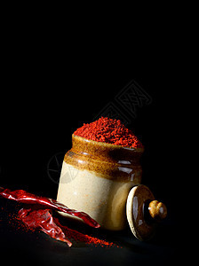 粘土锅中红辣椒粉和黑色底底红辣椒粉香料蔬菜食物味道种子胡椒黏土厨房粉末水果图片