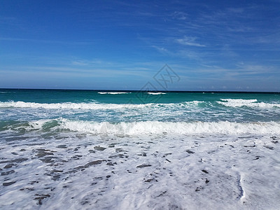 海滩或海岸有海浪的海水支撑天空蓝色图片