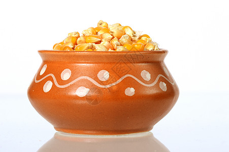 将干燥的玉米放在粘土锅里宏观农业种子谷物植物金子营养橙子食物小吃图片