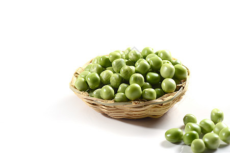 白色背景的篮子中新鲜绿色青豆竹子蔬菜豆类产品美食饮食粮食养分食物种子背景图片