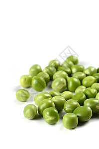 白色背景的新鲜绿色青豆美食小吃植物蔬菜豆类食物农业营养种子水果图片