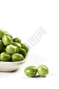 白色背景的白色盘子中的新鲜绿色青皮节食粮食豆类农业蔬菜种子养分营养小吃收获图片