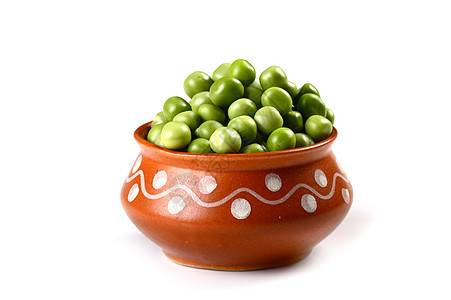 白色背景的粘土锅中的新鲜绿色青豆蔬菜饮食营养食物节食养分收获豆类小吃黏土图片