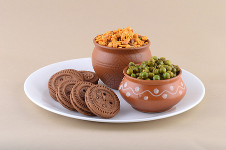 印度零食 混血 饼干和炒青豆在盘子里粮食营养蔬菜程度奶油食物小吃油炸布甲扁豆图片