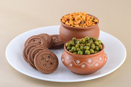 印度零食 混血 饼干和炒青豆在盘子里油炸布甲小吃程度奶油粮食蔬菜坚果食物种子图片