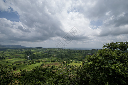 美丽的景观 有树木和山天空山坡公园阳光蓝色荒野太阳旅行丘陵晴天图片