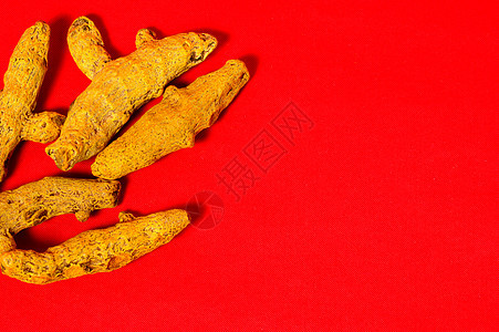 红色背景上的黄突变柱异国香料宏观美食粉末味道热带食物情调药品图片