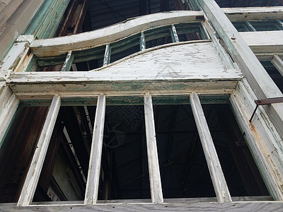 废弃木材和金属建筑或结构或废墟古董木头建筑学损害图片