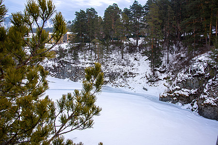 冰雪高山和山河的景象旅游蓝色树木天空全景森林旅行岩石反射山脉图片