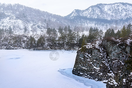 冰雪高山和山河的景象森林旅游岩石山脉全景旅行蓝色反射天空树木图片