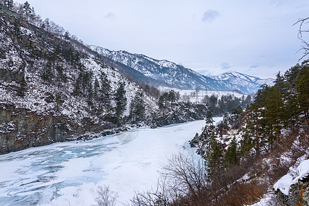 冰雪高山和山河的景象旅行树木天空全景蓝色森林旅游岩石山脉反射图片