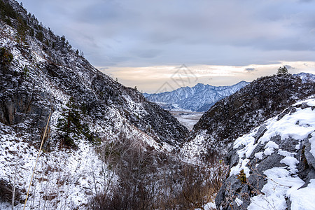 冬日在山区峡谷滑雪公园风景白色天空蓝色旅游全景森林山脉图片