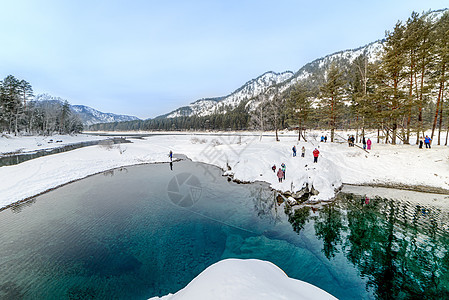 冬季山地湖和树木之间的山岭天空季节天气蓝色木头反射全景池塘日落森林背景图片