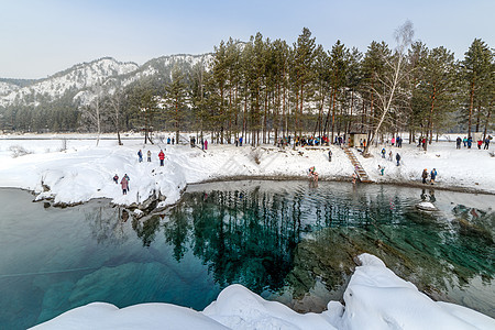 冬季山地湖和树木之间的山岭森林池塘木头天气蓝色天空日落季节反射全景背景图片