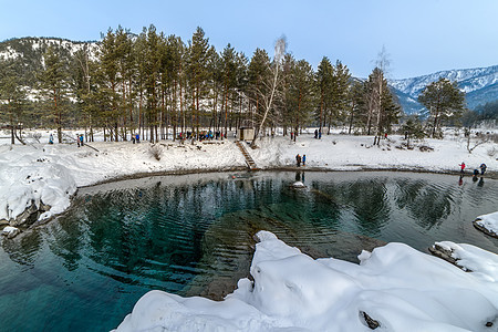 冬季山地湖和树木之间的山岭森林日落木头全景天空蓝色季节反射天气池塘图片